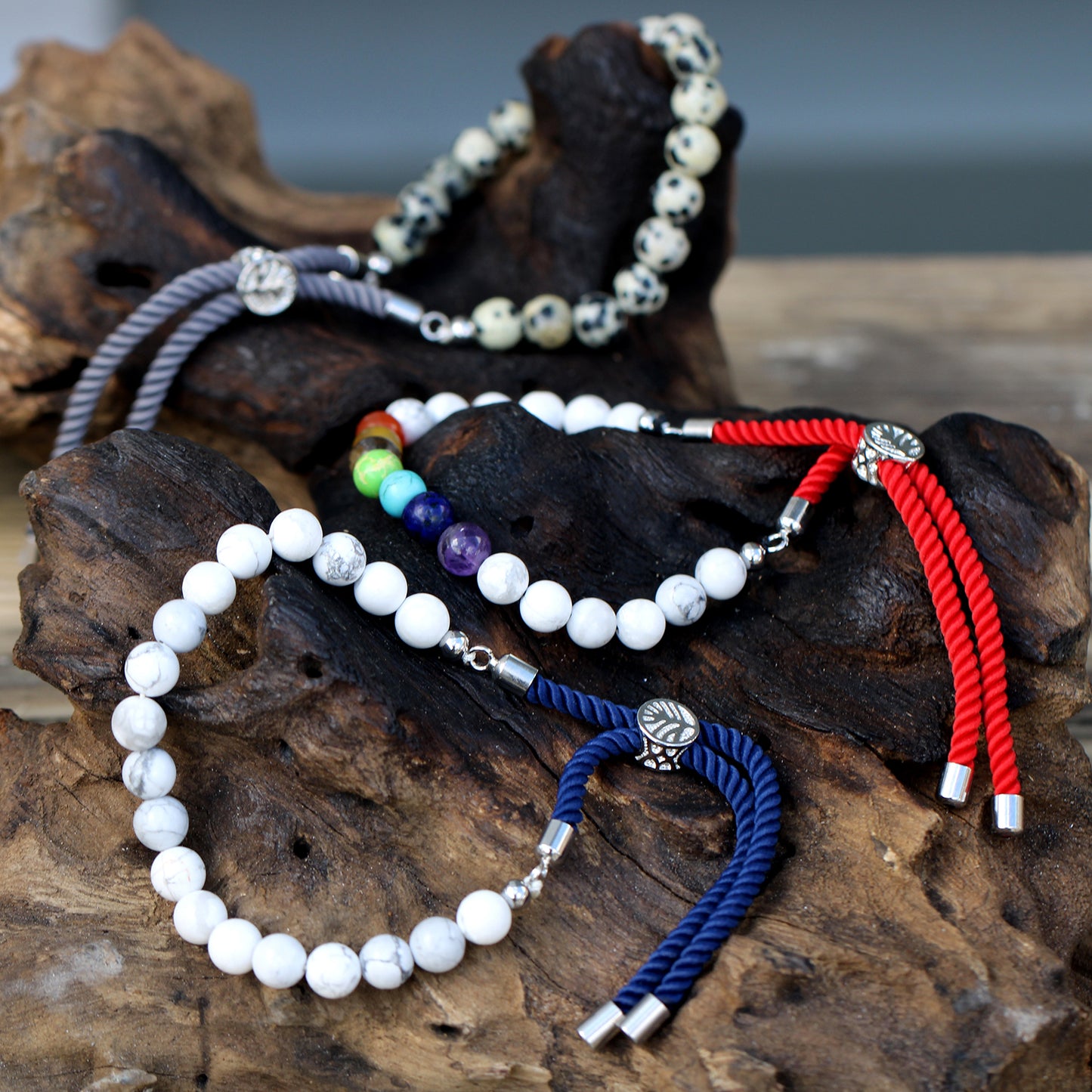 PULSERA AJUSTABLE DE HILO - HOWLITA BLANCA