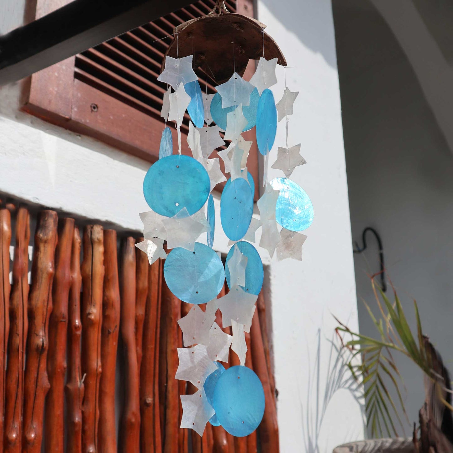 CARILLĂN DE VIENTO DE COCO Y CAPIZ - ESTRELLAS - 30CM
