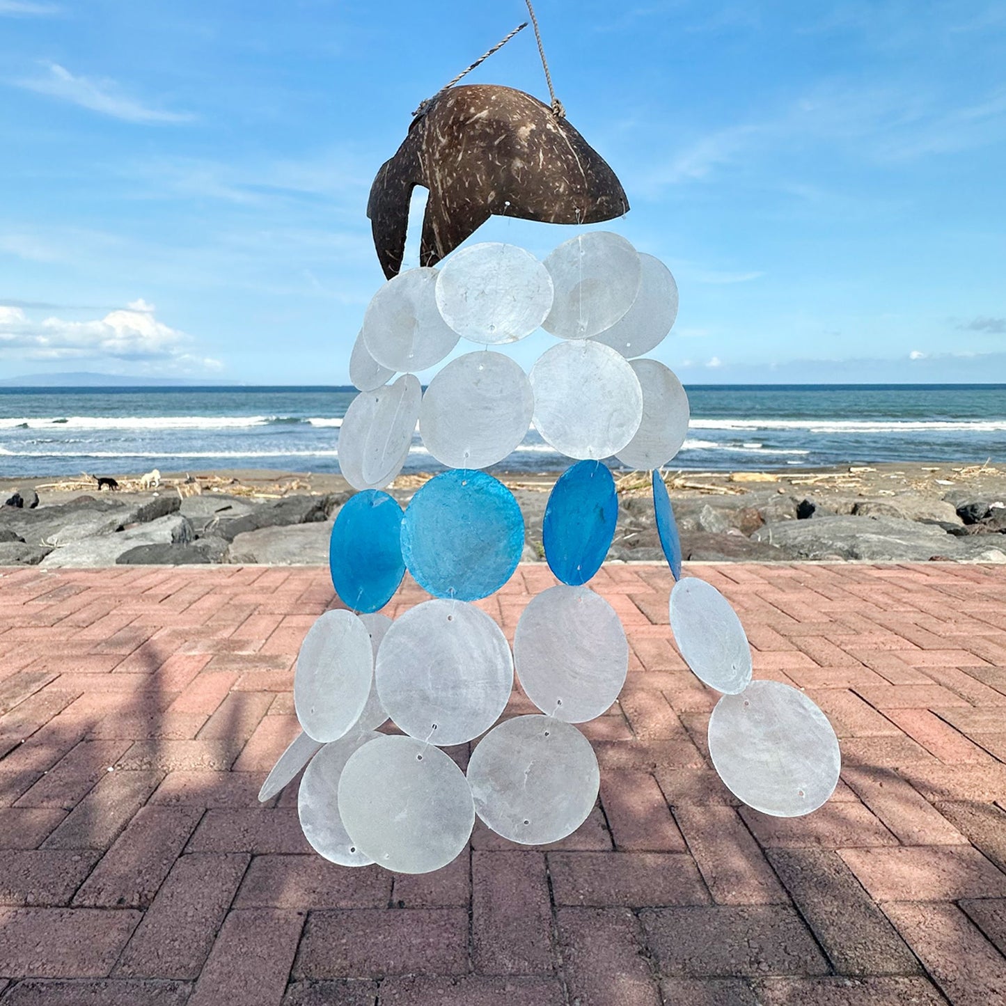 CARILLÓN DE VIENTO DE COCO Y CAPIZ - PEZ - 30CM
