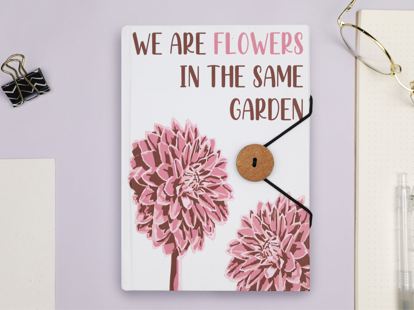 LIBRETA CON CORREA - FLORES EN EL MISMO JARDÍN