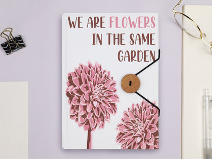 LIBRETA CON CORREA - FLORES EN EL MISMO JARDÍN