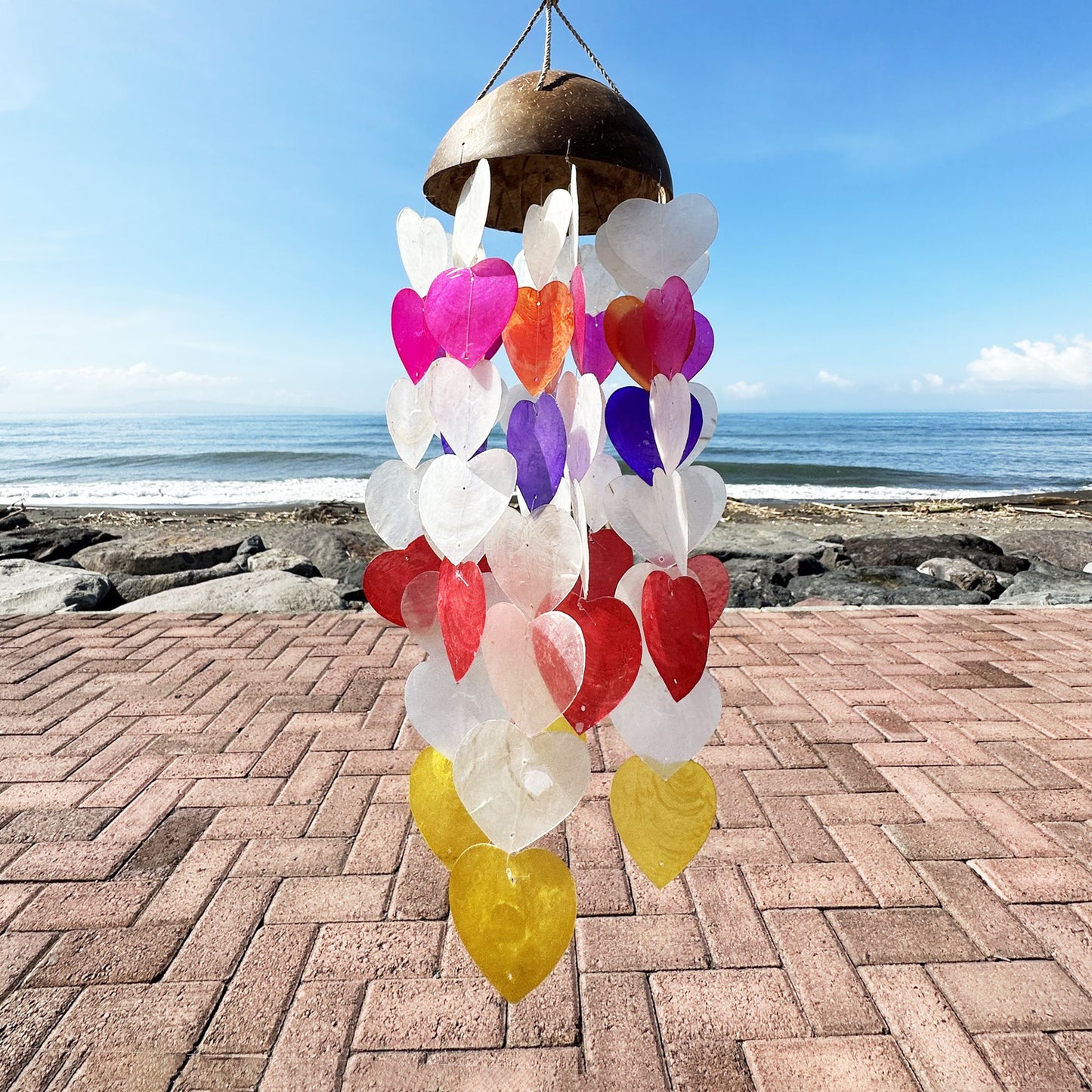 CARILLÓN DE VIENTO DE COCO Y CAPIZ - CORAZONES GRANDES - 40CM