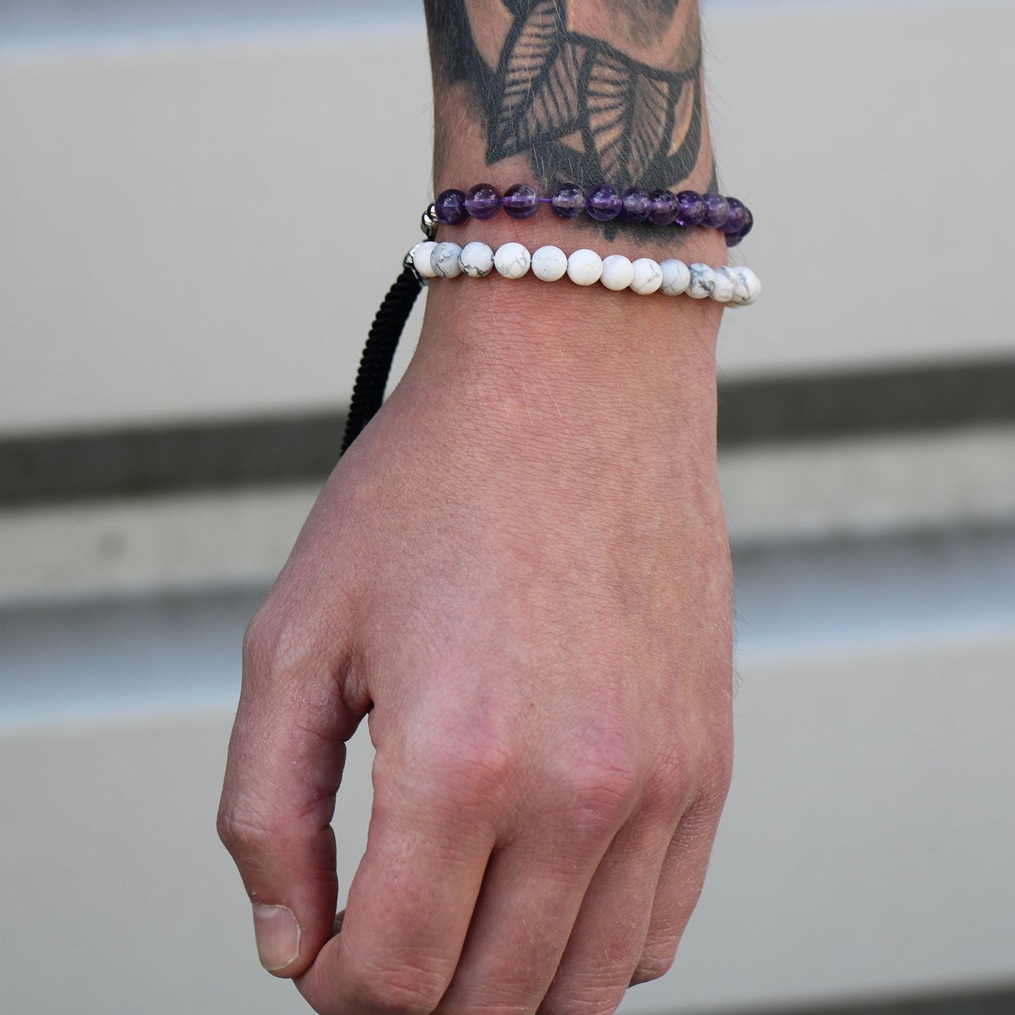 PULSERA AJUSTABLE DE HILO - HOWLITA BLANCA