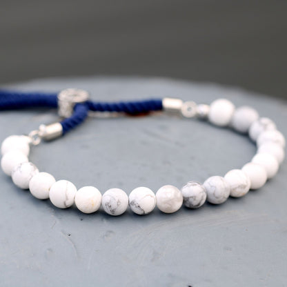 PULSERA AJUSTABLE DE HILO - HOWLITA BLANCA