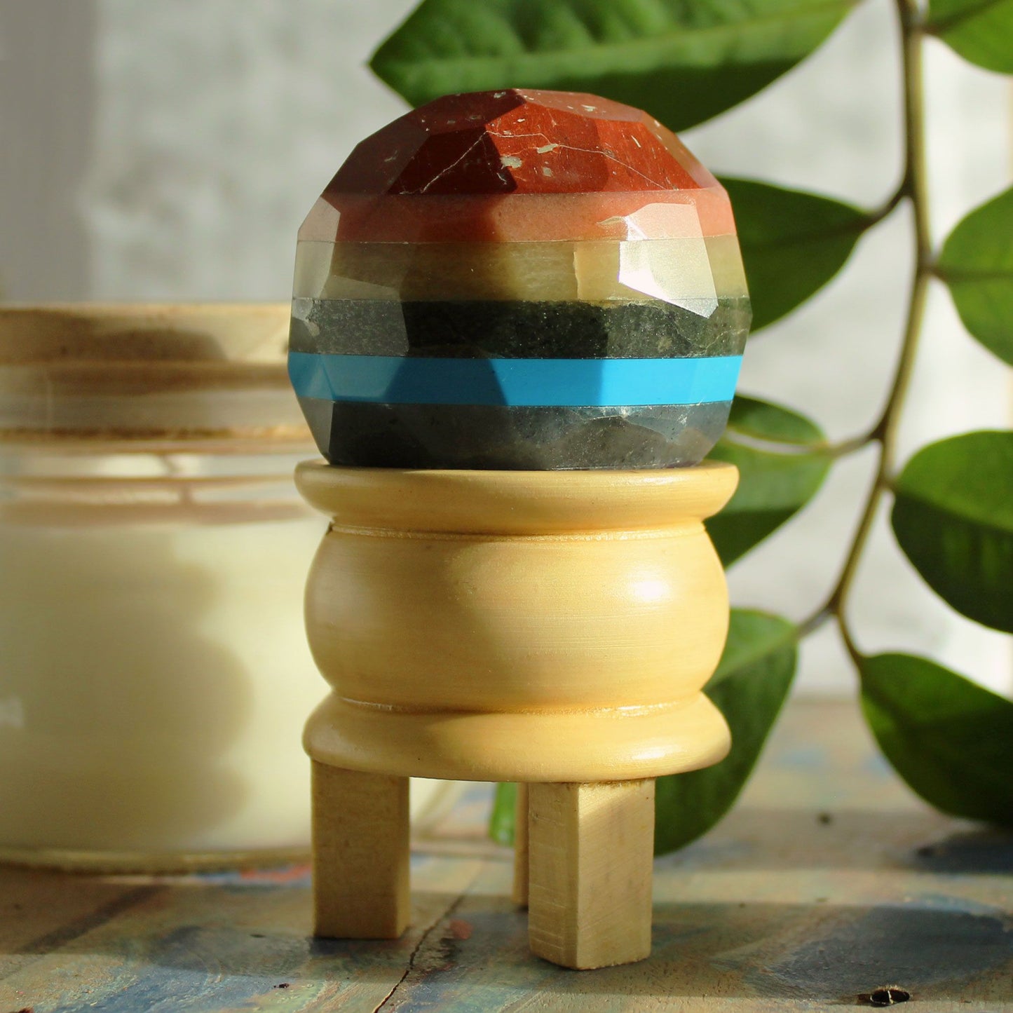 ESFERA FACETADA CON SOPORTE - SIETE CHAKRAS