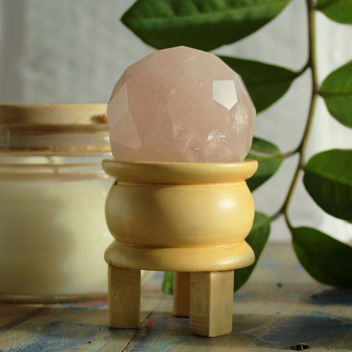 ESFERA FACETADA CON SOPORTE - CUARZO ROSA