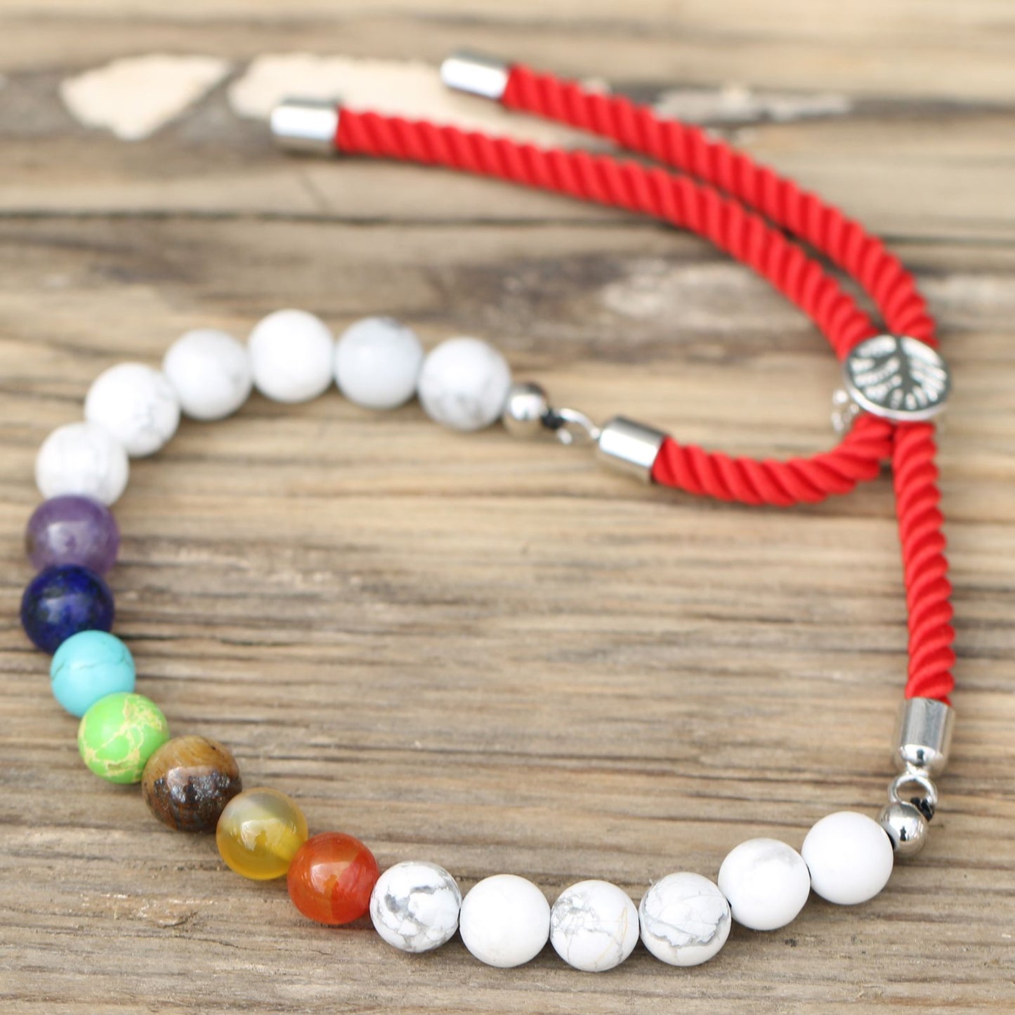 PULSERA AJUSTABLE DE HILO - HOWLITA BLANCA Y CHAKRAS