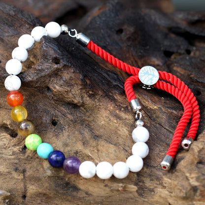 PULSERA AJUSTABLE DE HILO - HOWLITA BLANCA Y CHAKRAS